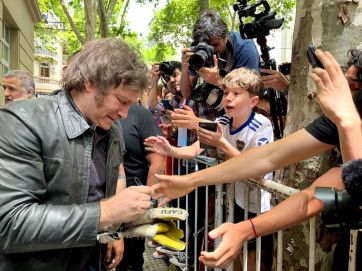 “Las boletas se están reponiendo, estamos bien”, aseguró Milei luego de votar