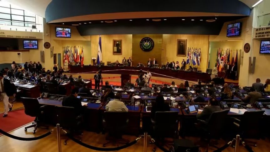 El presidente de El Salvador pide licencia para la campaña y manda a investigar a sus ministros