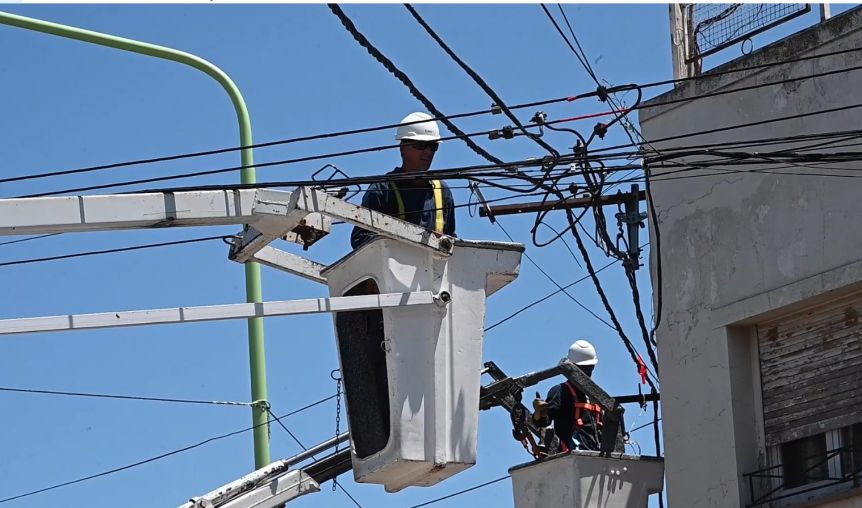 Tras el temporal, Edes avanzan en la normalización del servicio eléctrico en Bahía Blanca