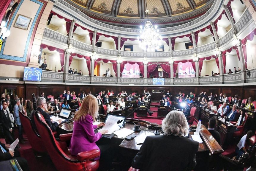 En sesión doble, la Legislatura sancionó la Ley Impositiva, Endeudamiento y Emergencias