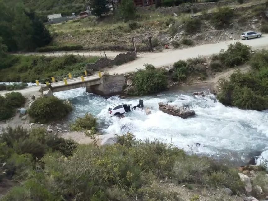 Una joven murió ahogada luego de que el auto en el que viajaba cayera 7 metros hacía un arroyo