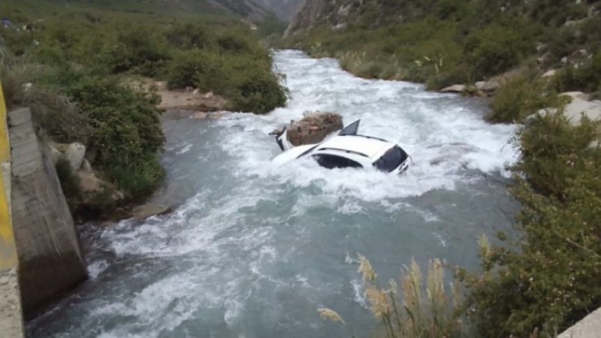 Una joven murió ahogada luego de que el auto en el que viajaba cayera 7 metros hacía un arroyo