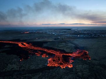 Impactantes imágenes de la erupción de un volcán en Islandia