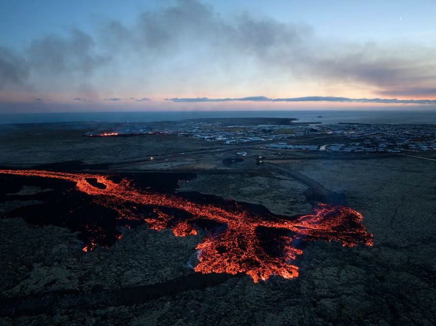 Impactantes imágenes de la erupción de un volcán en Islandia
