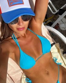 Pampita posó en microbikini y deslumbró en las playas de Miami