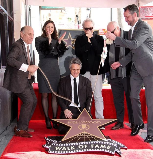 El actor Mark Ruffalo recibió su estrella en el paseo de la fama de Hollywood