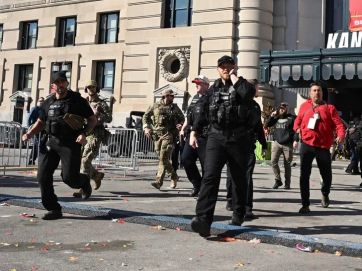 Un muerto y nueve heridos en un desfile del Super Bowl