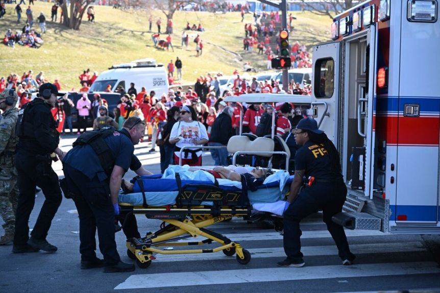 Un muerto y nueve heridos en un desfile del Super Bowl