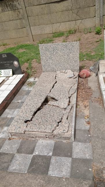 Profanaron las tumbas de Carlos Menem y su hijo en el Cementerio Islámico