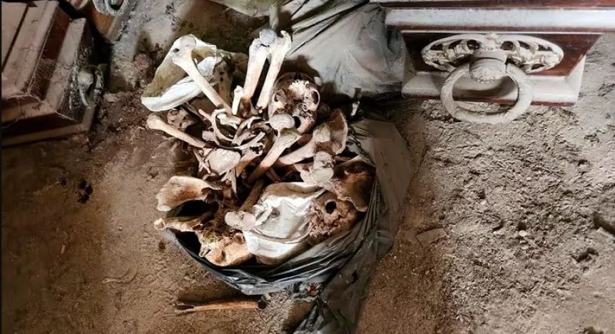 Horror y escándalo en el cementerio de La Plata: encontraron 500 ataúdes y 200 bolsas con restos humanos
