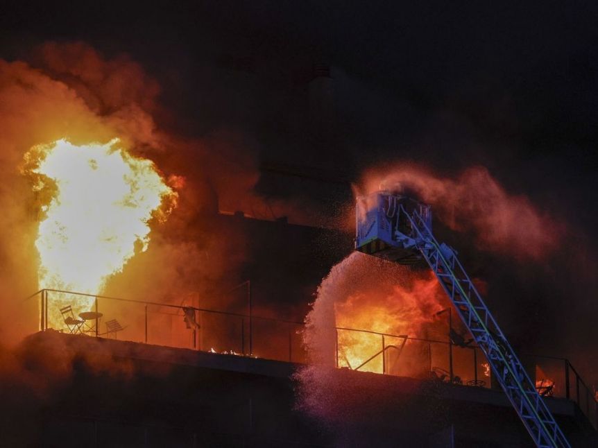 Feroz incendio en un edificio de 14 pisos pone en alerta a todo Valencia