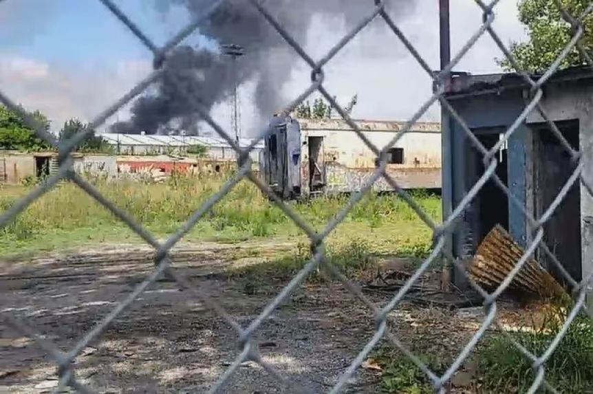 Feroz incendio afecta a seis vagones del Tren Roca: los bomberos trabajan para combatir las llamas