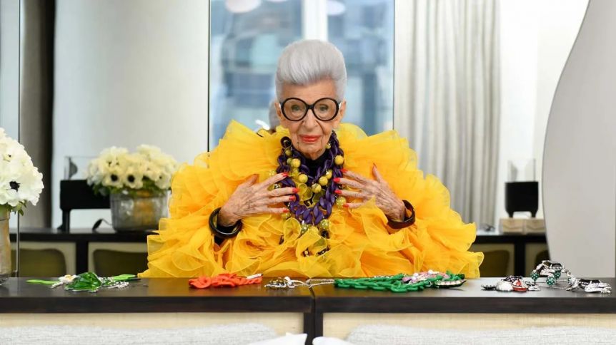 Murió la icónica diseñadora de moda Iris Apfel