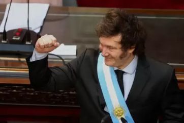 Antes y después: el discurso en la Asamblea Legislativa le cambió la cara a Milei