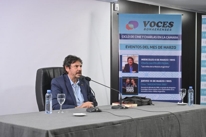 Felipe Pigna presentó el ciclo de charlas y cine Voces Bonaerenses en La Plata