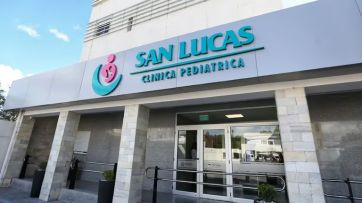 El niño que olvidaron dentro de un auto por 6 horas está grave y preocupa su salud