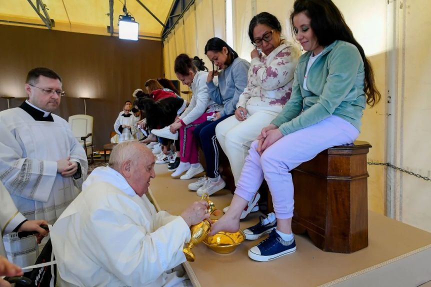 El Papa Francisco rompe con una tradición anual y lava los pies de mujeres presas