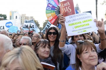 Histórica movilización para pedirle a Milei que no deje de financiar a las Universidades