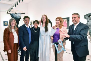 Axel Kicillof junto a intendente radical en la inauguración de la Casa de la Provincia