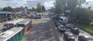 El color del plenario de la militancia: polideportivo lleno y la bienvenida de los intendentes