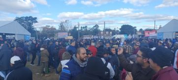 El color del plenario de la militancia: polideportivo lleno y la bienvenida de los intendentes