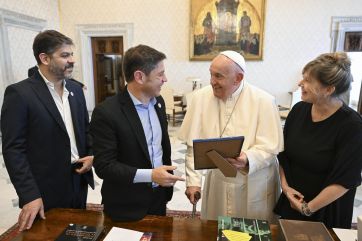 Con la crisis económica como telón de fondo, Kicillof tuvo su foto con el Papa Francisco