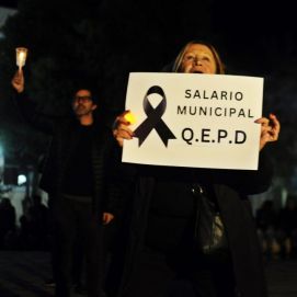 Velas, ropa negra y ataúdes: la peculiar manifestación de los trabajadores del STM