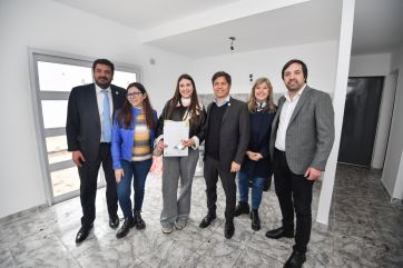 Kicillof visitó municipios de la Quinta, entregó escrituras y apuntó contra nación