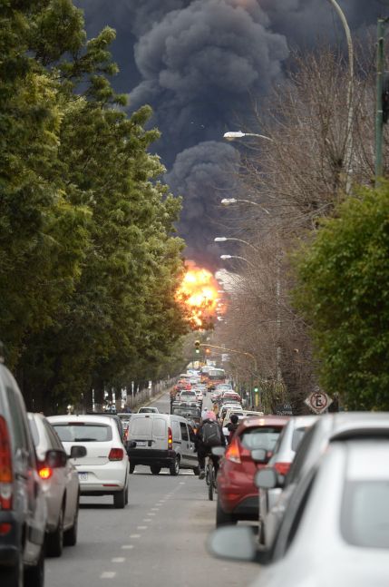 Feroz incendio en la planta de YPF: calmó el fuego y no hay riesgo de propagación