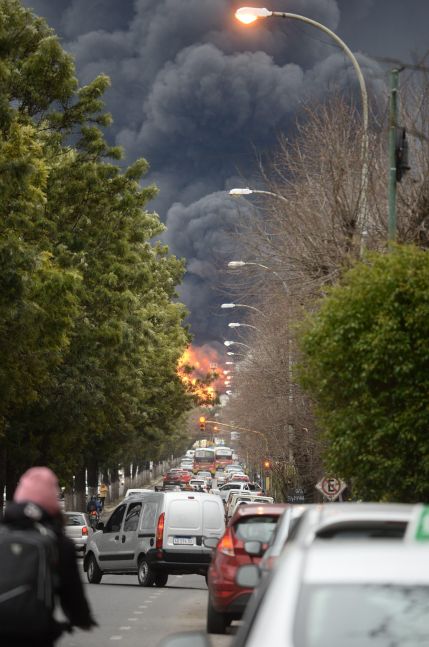 Feroz incendio en la planta de YPF: calmó el fuego y no hay riesgo de propagación