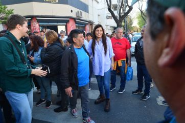 Ministros e intendentes en Atenas y la hermana de Cristina con la gorra de Axel