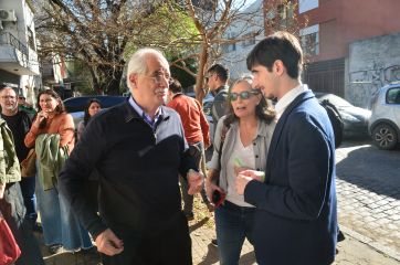 Ministros e intendentes en Atenas y la hermana de Cristina con la gorra de Axel