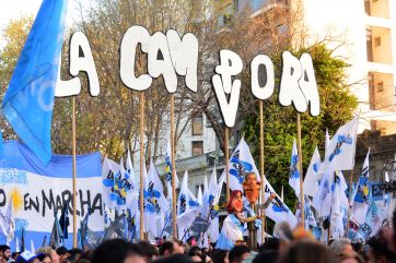 Ministros e intendentes en Atenas y la hermana de Cristina con la gorra de Axel