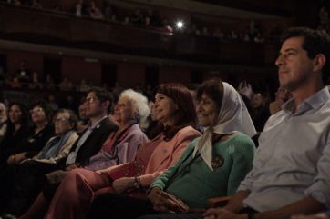 “Cristina presidenta” y “Axel querido, el pueblo está contigo”: las canciones en el Teatro Argentino