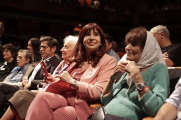 “Cristina presidenta” y “Axel querido, el pueblo está contigo”: las canciones en el Teatro Argentino