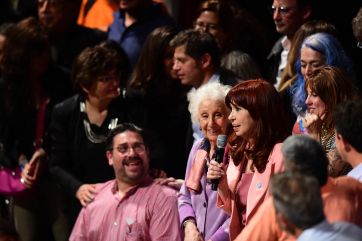 “Cristina presidenta” y “Axel querido, el pueblo está contigo”: las canciones en el Teatro Argentino