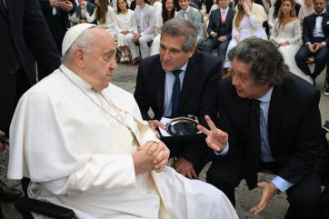 Senadores libertarios visitaron al Papa Francisco en el Vaticano