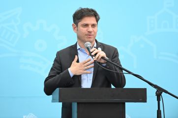 Kicillof entregó viviendas, inauguró obras y le pegó al gobierno nacional