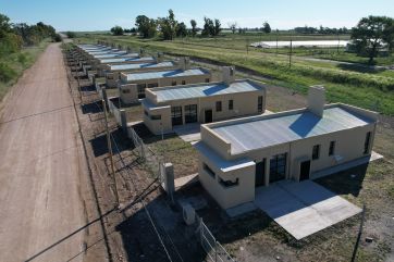 Kicillof entregó viviendas, inauguró obras y le pegó al gobierno nacional