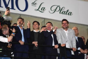 Axel Kicillof  presente en el Gran Premio Dardo Rocha: la carrera del aniversario de la ciudad