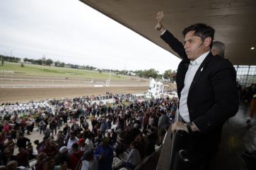 Axel Kicillof  presente en el Gran Premio Dardo Rocha: la carrera del aniversario de la ciudad