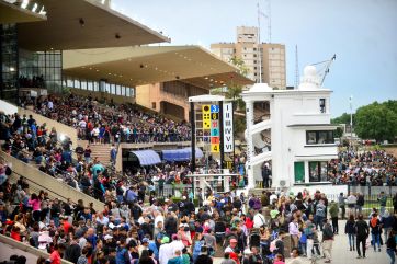 Axel Kicillof  presente en el Gran Premio Dardo Rocha: la carrera del aniversario de la ciudad