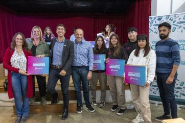 Intendente entregó computadoras a estudiantes de su distrito