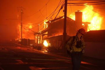 Impactantes imágenes del incendio que obligó a evacuar a más de 30 mil personas