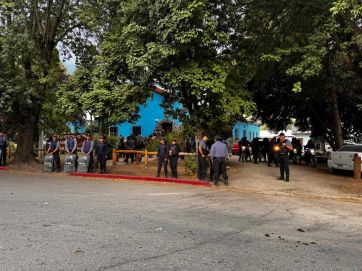 Enfrentamientos y escándalo frente a la comisaría de El Bolsón por los detenidos