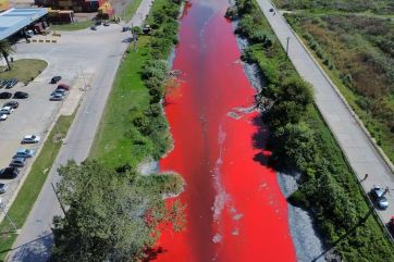 Alerta por el estado del arroyo Sarandí: se tiñó de rojo y vecinos denuncian alta contaminación