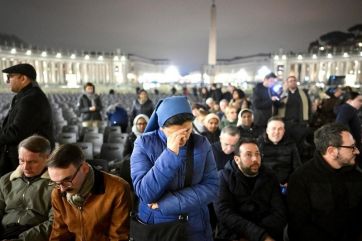 Cientos de fieles se congregaron en Plaza Constitución para rezar por la salud del Papa