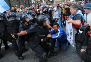 Violencia y descontrol en la marcha de los jubilados: 140 detenidos y un herido grave