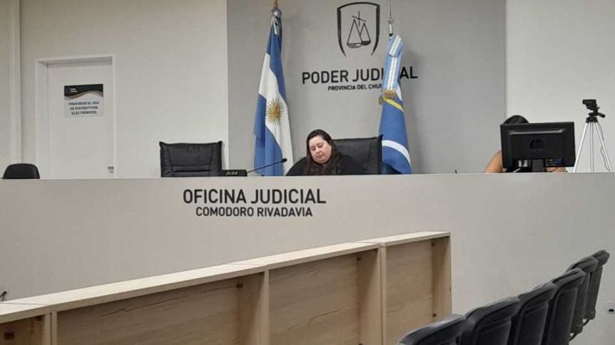 Escándalo en Chubut: el Ejecutivo le marca la cancha a una jueza que liberó a un reincidente