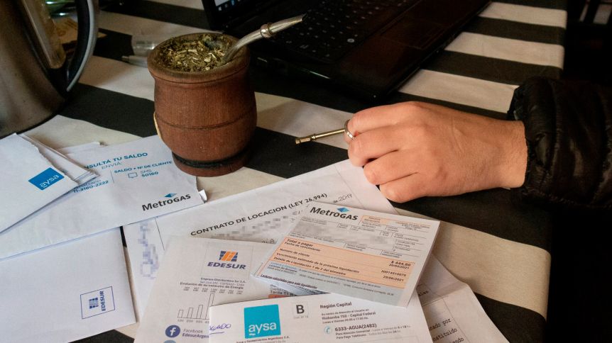 Golpe al bolsillo: uno a uno, los aumentos de mayo en transporte, prepagas y servicios